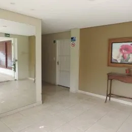 Hall de entrada com piso de cerâmica claro.