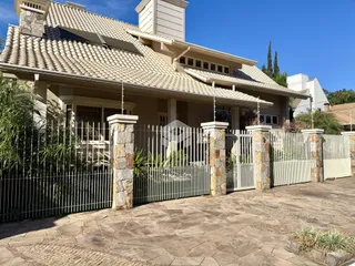 Fachada de uma casa com muro e portão em Lajeado, Brasil.