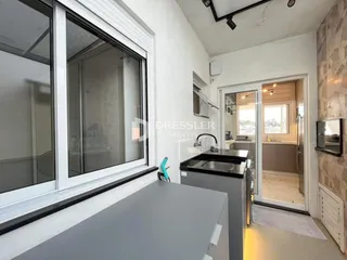 Vista interna de uma cozinha moderna com grandes janelas em Lajeado.