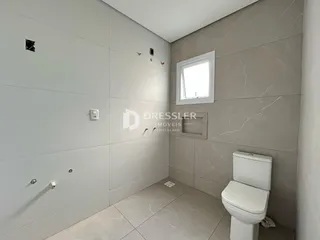 Hall de entrada com piso de cerâmica e parede clara.
