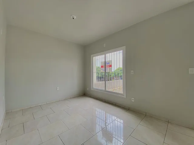 Foto de um cômodo interno com piso de cerâmica e janela.