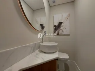 Foto de um banheiro com bancada de mármore e vaso sanitário.
