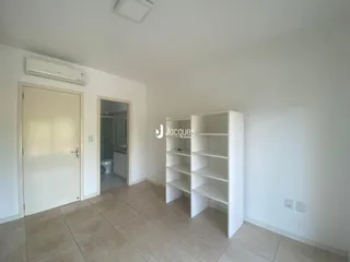 Ambiente interno com piso de cerâmica e armário de prateleiras brancas.
