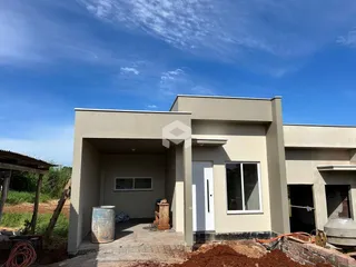 Fachada de uma residência em Lajeado, Brasil, com área externa em construção.