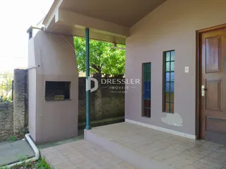 A fachada externa de uma residência em Lajeado, Brasil, mostrando a parede e a entrada.