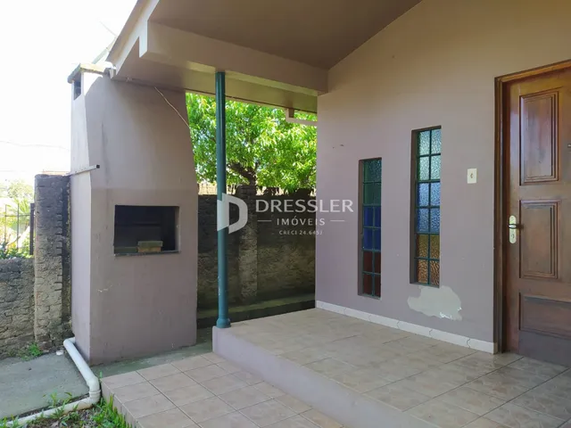 A fachada externa de uma residência em Lajeado, Brasil, mostrando a parede e a entrada.