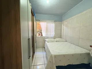 Quarto com cama e armário em um apartamento no Brasil.