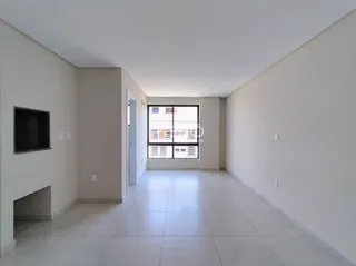 Interior de um corredor com piso de cerâmica e paredes brancas.