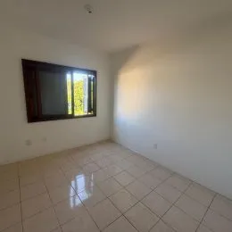 Ambiente interno com piso de cerâmica e janela.