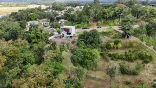 Vista aérea de uma propriedade residencial em Lajeado, Brasil, cercada por vegetação densa.
