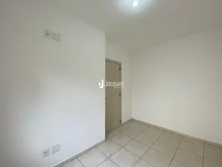 Ambiente interno de uma área com piso de cerâmica clara.