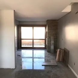 Ambiente interno com grande janela que oferece uma vista externa.