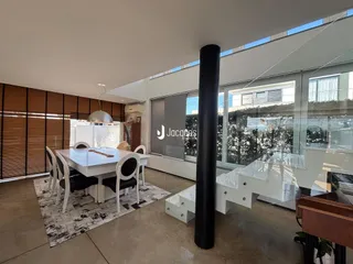 Vista de uma sala de jantar com grandes janelas em um imóvel em Lajeado.