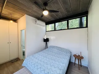 Foto de um quarto com cama e armário em um imóvel.