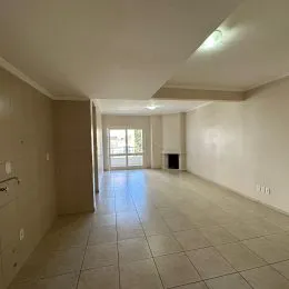 Corredor interno com piso de cerâmica claro e paredes neutras.
