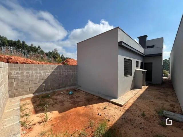 Vista externa de uma residência moderna com muro de alvenaria no Brasil.