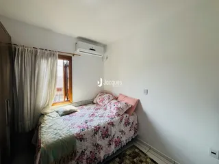 Quarto com cama e janela em um imóvel no Brasil.