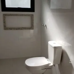 Foto de um vaso sanitário branco em um banheiro.