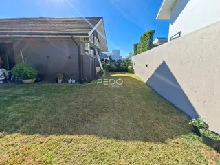 Fachada de uma casa com jardim gramado em Lajeado, Brasil.