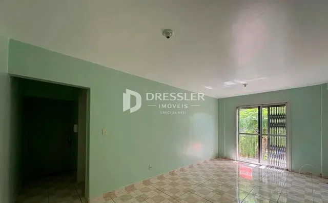 Ambiente interno com paredes verdes e piso de cerâmica visível.