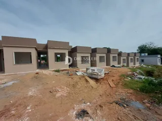 Fachada de casas em construção em Lajeado, Brasil, com terreno irregular.