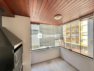 Vista de uma varanda com piso de cerâmica e teto de madeira.