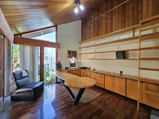 Sala de estar com piso de madeira e painéis de madeira.