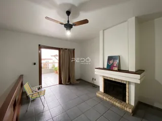 Sala de estar com piso de cerâmica e parede branca.