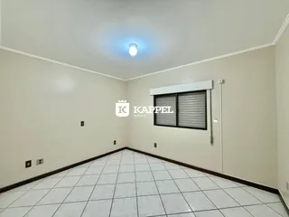 Ambiente interno de uma sala com piso de cerâmica branca e paredes claras.