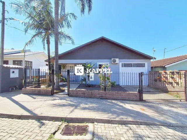 A fachada de uma casa residencial em Lajeado, Brasil, com portão e garagem.