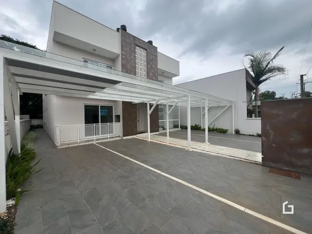 Fachada moderna de uma residência em Lajeado, Brasil, com área coberta.