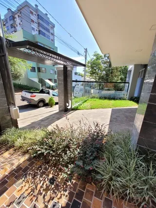 Vista externa de um jardim com vegetação na propriedade.