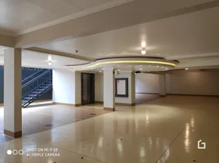 Foto de uma área comum interna de uma residência.