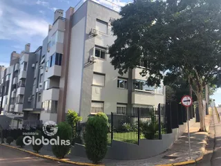 Fachada de um prédio residencial em Lajeado, Brasil, com cerca e vegetação.