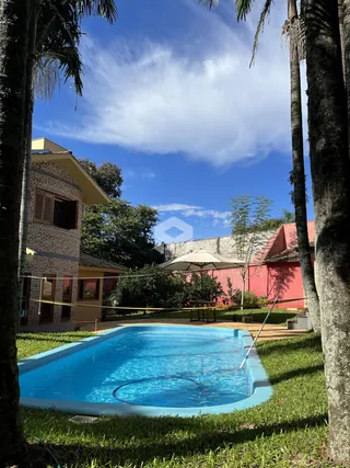 Foto de uma piscina e jardim em uma propriedade residencial.