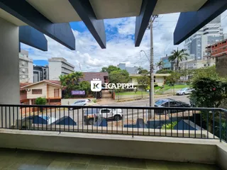 Vista da varanda mostrando a rua e edifícios ao fundo em Lajeado.