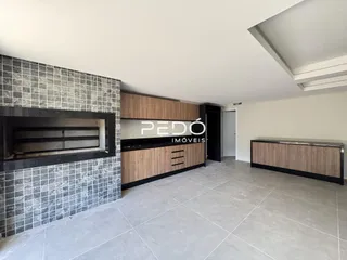 Ambiente interno com parede de tijolos escuros e painéis de madeira.