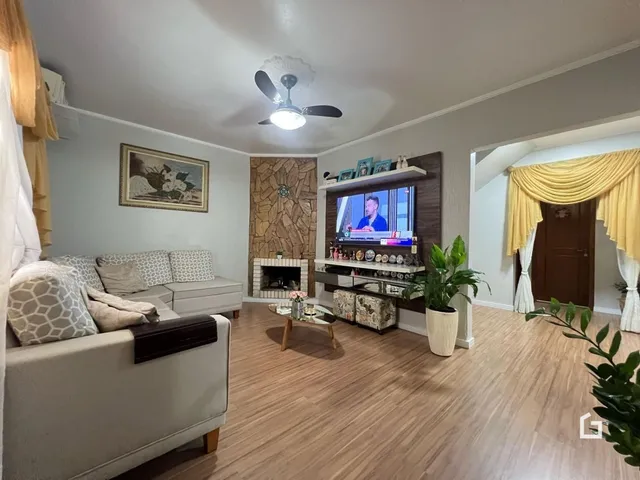 Sala de estar com sofá e lareira na propriedade.