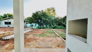 Vista externa de um terreno em Lajeado, Brasil, com solo de terra e vegetação rasteira.