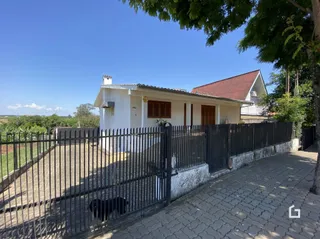 Fachada de uma residência com cerca de ferro preta em Lajeado, Brasil.