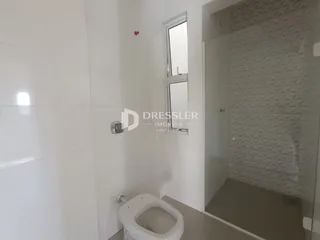 Foto de um banheiro moderno com revestimento branco e box de vidro.