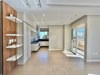 Ambiente interno moderno com cozinha e sala de estar em Lajeado.