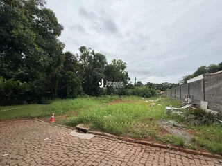 Vista externa de um terreno com vegetação e muro em Lajeado.