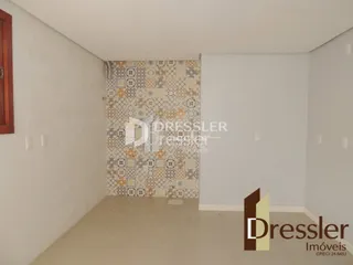 Vista interna de um corredor com parede decorada em Lajeado.