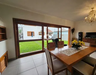 Sala de estar com portas de vidro que dão acesso a um gramado verde.
