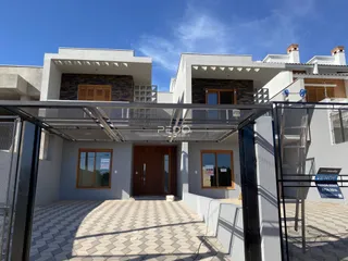 Fachada de uma residência moderna com revestimento de tijolo aparente em Lajeado, Brasil.