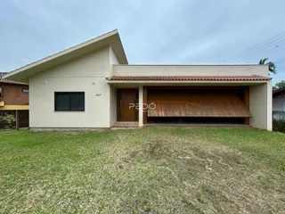 Fachada de uma casa residencial em Lajeado, Brasil, com garagem coberta e gramado.