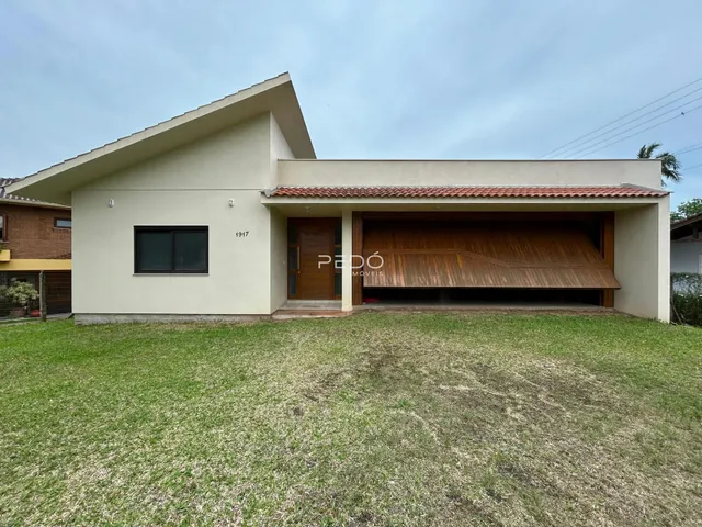 Fachada de uma casa residencial em Lajeado, Brasil, com garagem coberta e gramado.