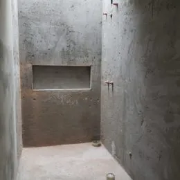 Parede de concreto aparente em uma área interna.