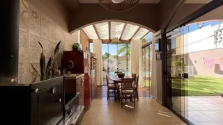 Uma sala de jantar com vista para o jardim externo.